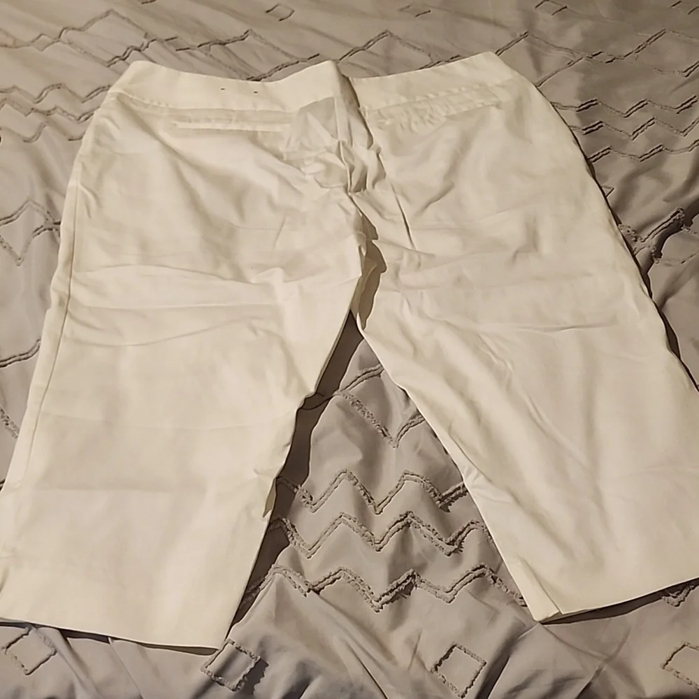 Worthington, modern fit capri's, Size 16, White. - Picture 4 of 4